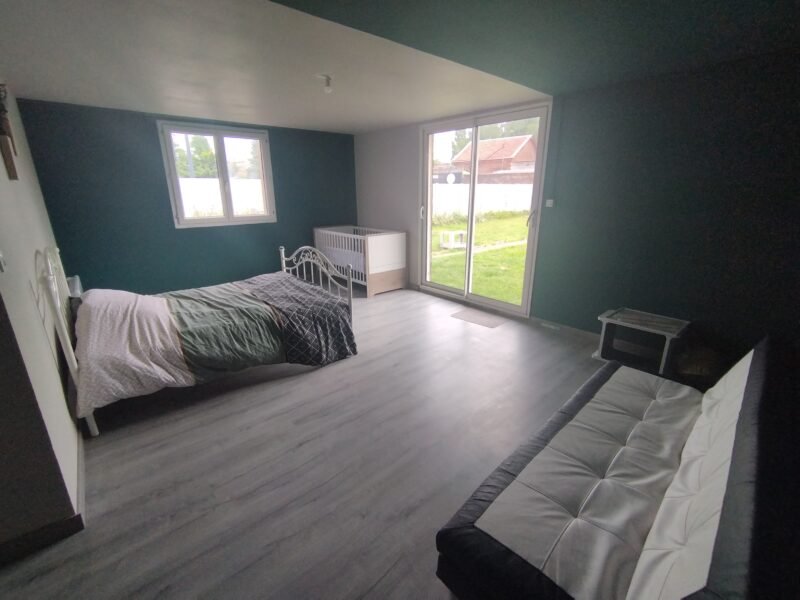 Belle maison de plain-pied individuelle sans vis-à-vis, avec jardin privatif. Entrée et sortie indépendantes.