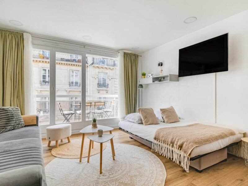 Studio meublé avec balcon – location au mois Paris 18 (Montmartre)