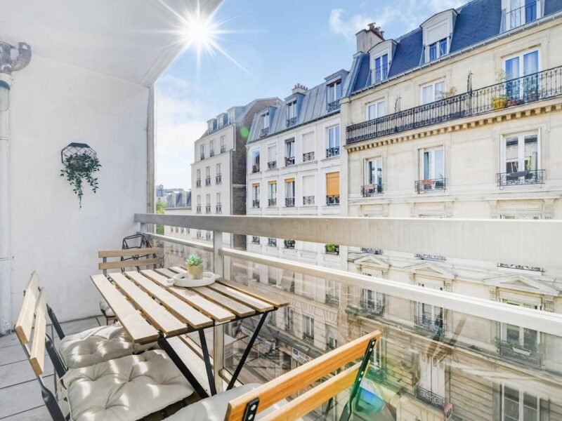 Studio meublé avec balcon – location au mois Paris 18 (Montmartre)
