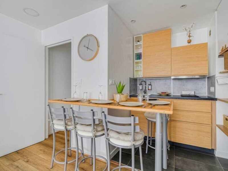 Studio meublé avec balcon – location au mois Paris 18 (Montmartre)